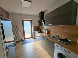 Küche mit  moderner Ausstattung mit Cerankochfeld und eigener Waschmaschine.