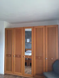 Großer Kleiderschrank im Schlafzimmer