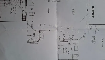 Hier sehen Sie den Grundriss unserer Wohnung. Alle Zimmer sind ebenerdig und barrierefrei zugänglich. Die Türen sind breit und der Eingang zur Wohnung ist ohne Treppen erreichbar.