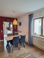 Esszimmer mit Blick in die Küche.