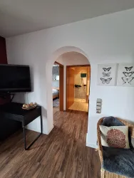 Arbeitsplatz mit Blick ins Schlaf- und Badezimmer