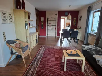 Wohnzimmer mit Blick Richtung Küche und Eingangsbereich