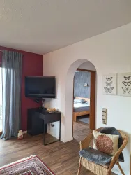 Kleiner Schreibtisch mit Fernseher im Wohnzimmer