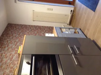 Backofen und Kühlschrank.