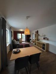 Esszimmer, mit Blick in Wohnzimmer und Garten