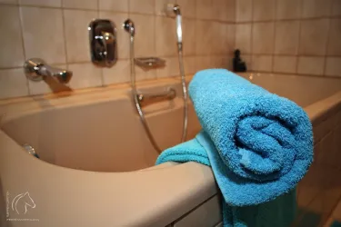 Badezimmer mit Badewanne.