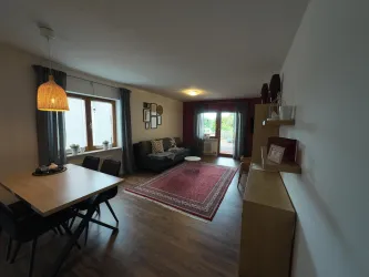 Schöner Blick auf den gesamten Wohnbereich.