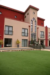 Rückseite Hotel Apart mit Garten