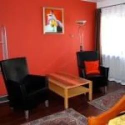 Schlafzimmer mit Sitzgelegenheit