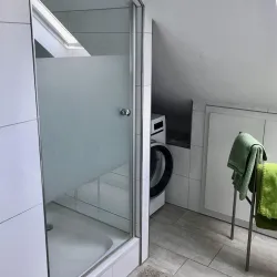 Bad mit Dusche (© Südpfalz- Tourismus VG Rülzheim e.V./ Pietruska)