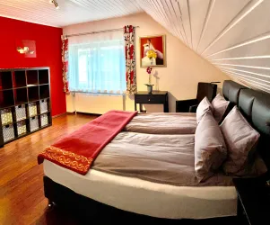 Schlafzimmer mit Doppelbett (© Südpfalz- Tourismus VG Rülzheim e.V./ Pietruska)