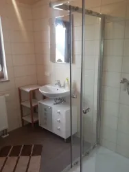Badezimmer mit Dusche