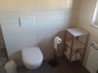FEWO Jockgrim - Toilette im Badezimmer (© C. Trauth, Jockgrim)
