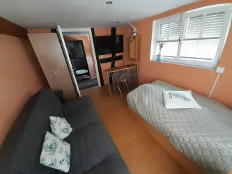 Schlafbereich 1 mit Schrank FEWO Camino OG (© Mayer-Schwenker, Jockgrim)