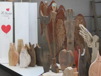 Holzfiguren auf dem Kunsthandwerkermarkt