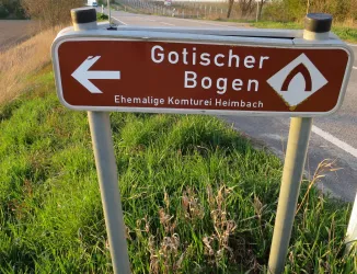 Hinweisschild Gotischer Bogen - K1 nördl.B 272