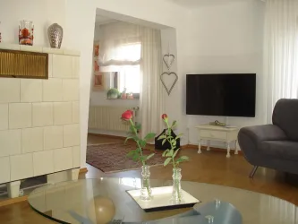 Wohnzimmer mit Durchgang zum Lesezimmer