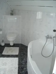 Badezimmer mit Badewanne...