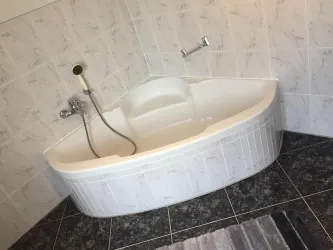 Badezimmer mit Eckbadewanne