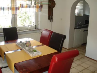Esszimmer mit Durchgang zur Küche