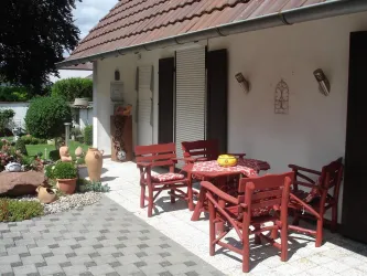 Terrasse mit Blick in den Garten