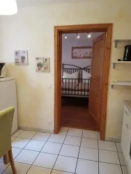 Kueche mit Blick ins Wohn-Schlafzimmer (© Tobias Humbert)