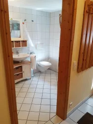 Blick ins Tageslicht-Badezimmer (© Tobias Humbert)