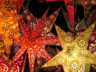Bunte Sterne auf dem Weihnachtsmarkt Bunte Sterne auf dem Weihnachtsmarkt