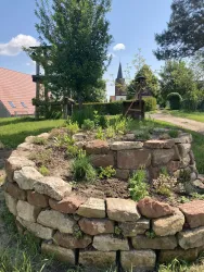 Steinbeet am Storchenwanderweg Winden