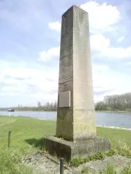 Obelisk am Rhein in Leimersheim (© Südpfalz Tourismus VG Rülzheim e.V.)