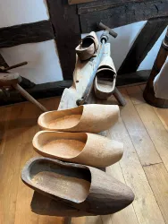 Eine Übersicht von Veranstaltungen mit Zeiten und Themen. Die Informationen sind klar strukturiert und gut lesbar.