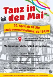 Zwei Männer in historischen Kostümen stehen vor einem Fachwerkhaus. Sie halten jeweils einen langen Stock und tragen schwarze Umhänge.