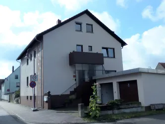 Eingang/ Parkplatz (© E. Wünstel)