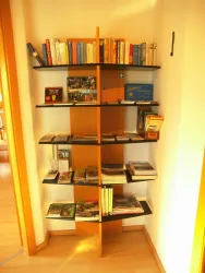 Lesestoff und Informationen im Flur (© E.Wünstel)
