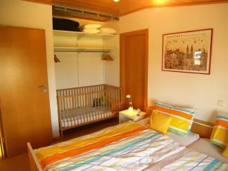 Kinderbett im Doppelzimmer (© E.Wünstel)