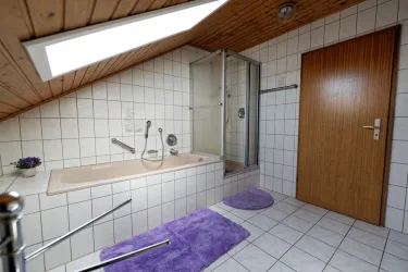 Badezimmer - Badewanne und Dusche