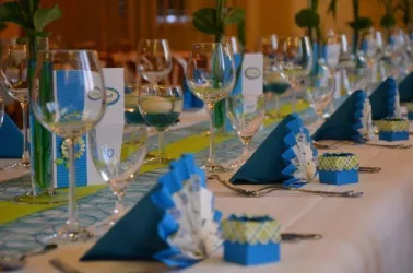 Gedeckter Tisch im Festsaal (© Gasthaus zum Karpfen, Günther Gehrlein)