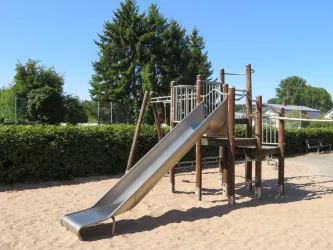 Klettergerüst mit Rutsche