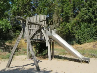 Schaukel und Rutsche