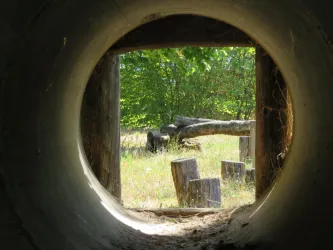 Blick durch Röhre auf den Spielplatz