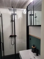 Neues Badezimmer mit begehbarer Dusche