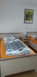 Schlafzimmer mit 2 Einzelbetten und TV