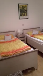 Schlafzimmer mit getrennten Betten (© Ferienwohnung Fam. Lutz)