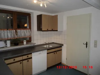 Küchenzeile mit Eingang ins Bad (© Ferienwohnung Fam. Lutz)