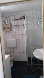 Bad mit bodenebener Dusche (© Ferienwohnung Fam. Lutz)