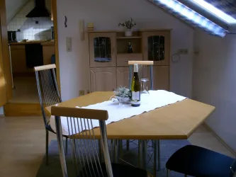 Essecke im Wohnbereich mit Blick zur Küche
