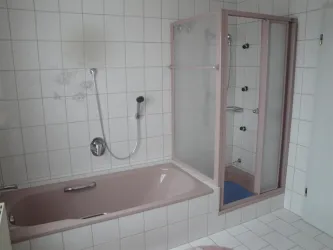 Badezimmer mit Dusche und Badewann