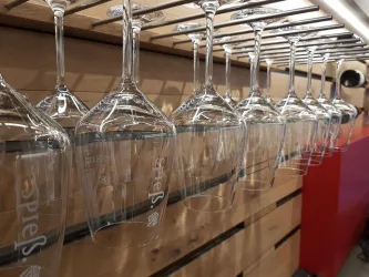 Gläser in der Vinothek Spieß (© Weingut Spieß GbR)