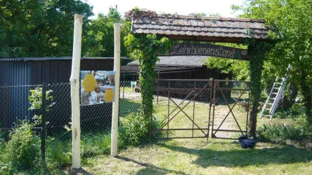 Lehrbienenstand auf dem Bienenlehrpfad (© Ortsgemeinde Büchelberg)