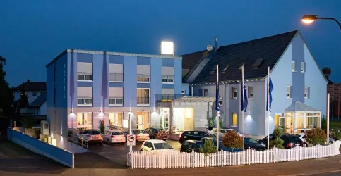 Außenansicht Hotel Vater Rhein, Wörth (© Maca Tomic, Foto by Tonimedia)
